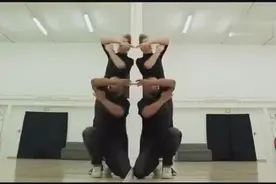 这就是传说中的镜像舞蹈？简直是炫酷到爆了！图片