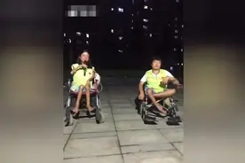 残疾歌手王丽那些事，听她唱歌流泪了，加油