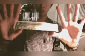 魔术教学:教你怎么变钞票漂浮效果!图片