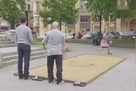 爆笑恶搞，如果被铅球砸到会有多可怕？路人已被吓到尖叫不止！