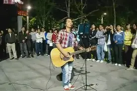 流浪歌手吉他弹唱《存在的意义》，演唱会从深圳街头到了鸟巢外视频封面