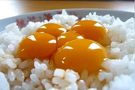 米饭上直接打生鸡蛋能吃？秘诀，就在那几滴酱油上。