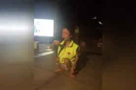 蹲着唱歌的女孩 一首《舞女泪》感动千万网友图片