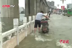 中国最大城中湖汤逊湖水位暴涨 道路被淹视频封面