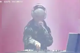 BigBang演唱会，忙内李胜利负责打碟，多才多艺！图片