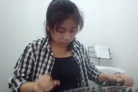 美女即兴弹奏，一首古筝版《南泥湾》，悠扬的曲调打动心灵！图片