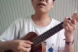 周杰伦的一首《彩虹》，当她用尤克里里弹唱，唱出了自己的风格！图片