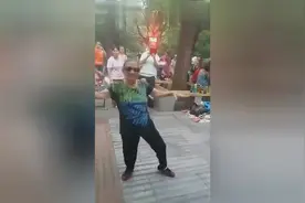老人广场舞！这老奶奶跳的真好！图片