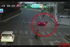 十字路口，他被撞飞了数米远，看着就疼！图片