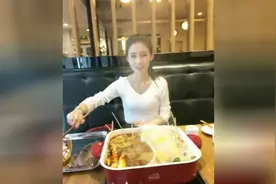 好想有个这样的她，天天可以请她吃麻辣烫图片