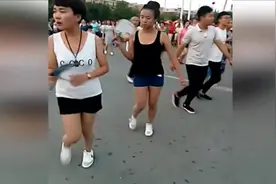 广场舞三男两女穿着短裤跳起来，一首《爱你爱不够》舞姿太妖娆了