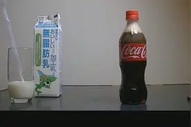 看看牛奶和可乐兑到一起后会怎样 结果神奇又让人害怕视频封面