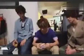 鹿晗教世勋玩魔方 鹿晗的手法好熟练！图片