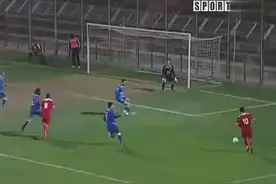 足坛最欠扁的一粒乌龙球，你经历过绝望吗？图片