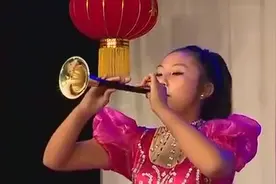 小美女独奏唢呐图片