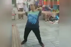 四川大妈劲爆的舞姿吓坏了宝宝！图片