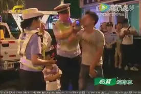 女交警夜查酒驾遇影帝 上演萨克斯花式吹气图片