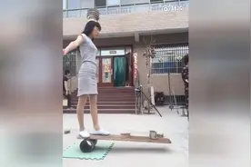 台上一分钟，台下十年功，杂技妹纸真不容易啊图片