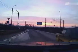 又一次被女司机震撼了，开车开出各种奇葩事件，让人哭笑不得图片