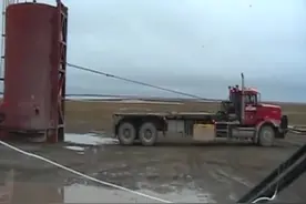 大货车这样运载水箱，不愧是老司机，看完不得不佩服！图片