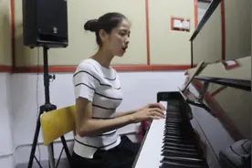 美女在家弹奏一曲《星月神话》，曲风优美，深深地打动了我！图片