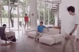 国外逆天近景魔术，能让时间停止，还能分身，他到底是人还是神？图片