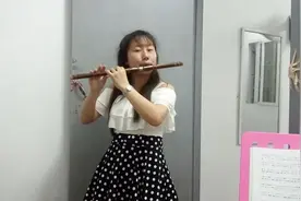 笛子吹奏《扬鞭催马运粮忙》，悠扬笛声让人听醉了！图片
