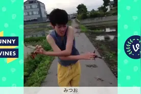 龙虾小哥抓到两只小龙虾开心的跳起了龙虾舞图片