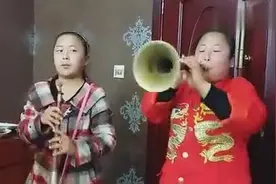 三小姑娘唢呐吹得很好听图片