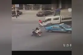 两闺蜜牵手过马路，一瞬间阴阳两相隔视频封面