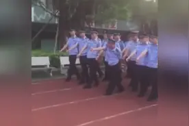 方队训练，超高难度正步走，看一次哭一次图片