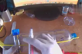 男子用衣架和塑料瓶做的捕鼠器，食物取下后老鼠就被困住了！图片