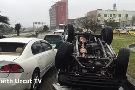 实拍：台湾超强台风，连汽车都被吹翻