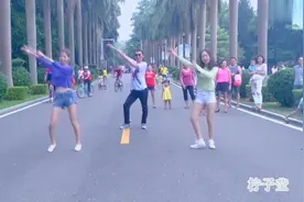 美女“柠子莹”减压神曲《踩踩踩》广场舞教学版！图片