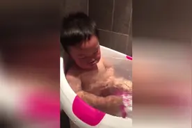 笑抽了，萌宝宝洗澡盆里睡着了图片