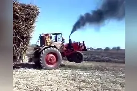 印度男子超负荷的拖拉机，一发动前轮都翘起来了，最后也如愿了！图片