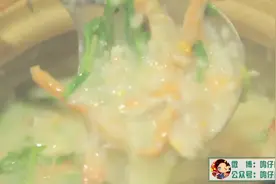 [鸣仔进后厨]第一期虾蟹砂锅粥图片