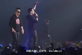 甜翻：BigBang演唱会中途权志龙扭伤，胜利温馨送上脚踏车图片