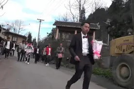 贵州农村一小伙到城里去接亲，没一辆婚车，接亲队伍全部走路