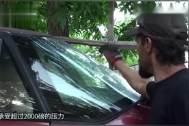 汽车挡风玻璃为何不会碎成渣？老外测试，这方法竟然能轻易敲碎！