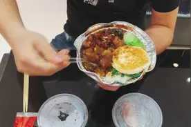 外卖18元一份的“豉香排骨”煲仔饭，排骨10大块，汁多肉香真过瘾