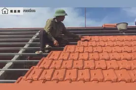 看看越南工人是如何贴屋面瓦的，感觉咱的施工队已经快赶上国足了