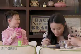 奥莉妈妈上演国际吃饭，奥莉：妈妈你太搞笑了！哈哈哈视频封面
