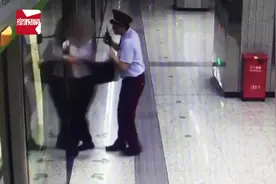 6旬大爷赶地铁被门夹，被工作人员拉出后非但不感谢反而又打又骂视频封面