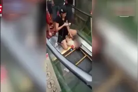 商场自动扶梯又“吃人”，1岁幼童手臂被绞伤，家长急哭！视频封面