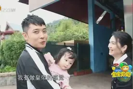 洪欣蹲下去给张丹峰系鞋带，张丹峰直呼好幸福，彤彤好可爱！视频封面