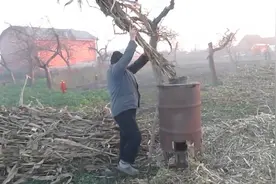 民间大叔用铁桶制作的秸秆粉碎机视频封面