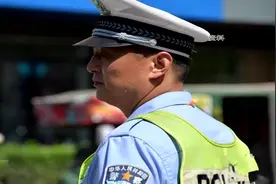 致敬高温下的坚守：15万箱苏打水送交警