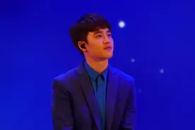 都暻秀很安静坐着唱歌 EXO最受欢迎抒情歌