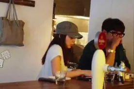 金泰熙陪Rain香港街头吃鸡蛋仔，婚后的金泰熙变胖了，同框好幸福视频封面